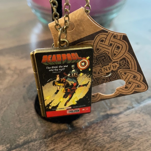 ⭐️ 5 for $20 ⭐️NWT! Handmade Deadpool comic book cover necklace - Picture 1 of 2